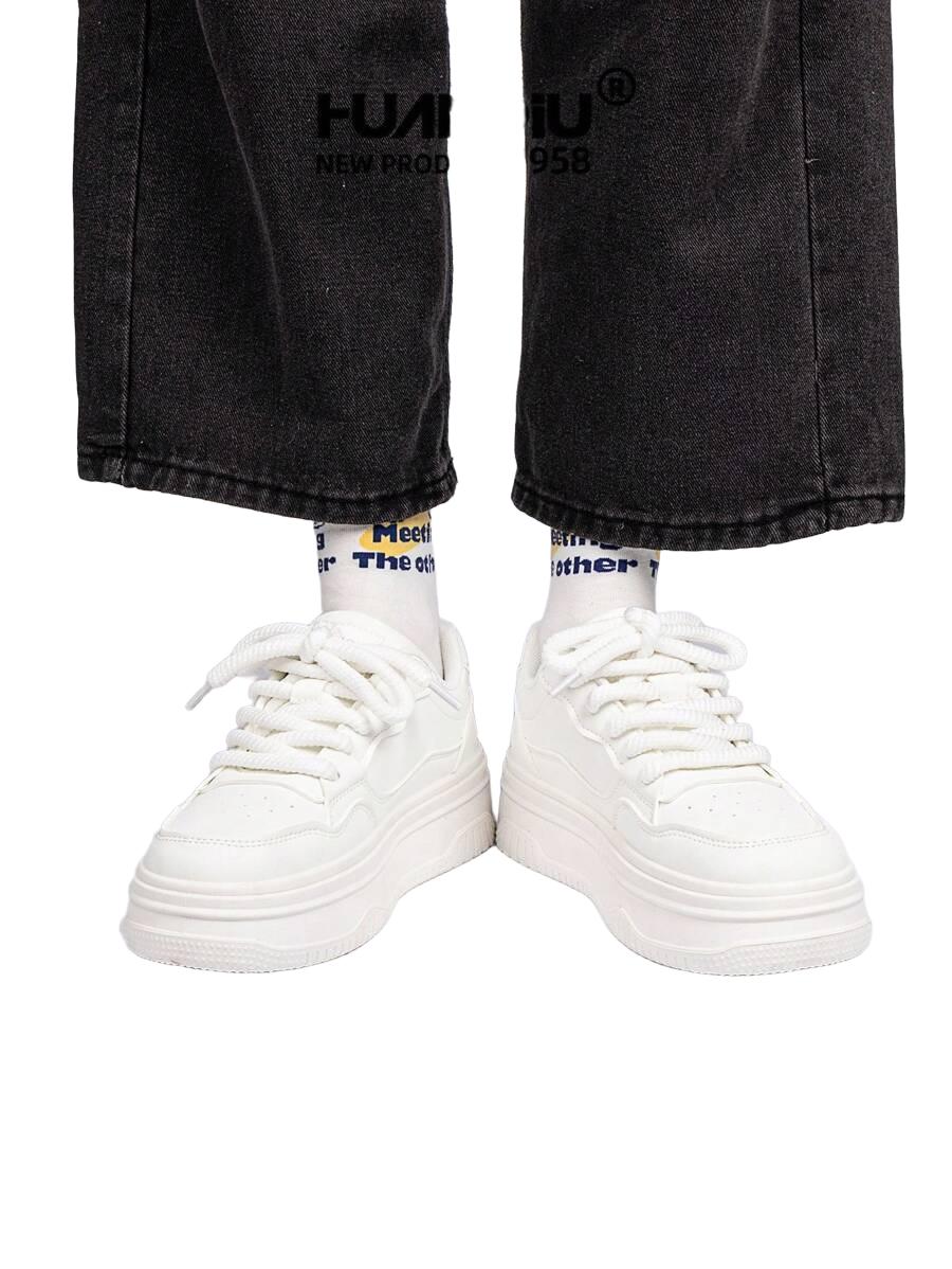 białe sznurowane buty sportowe