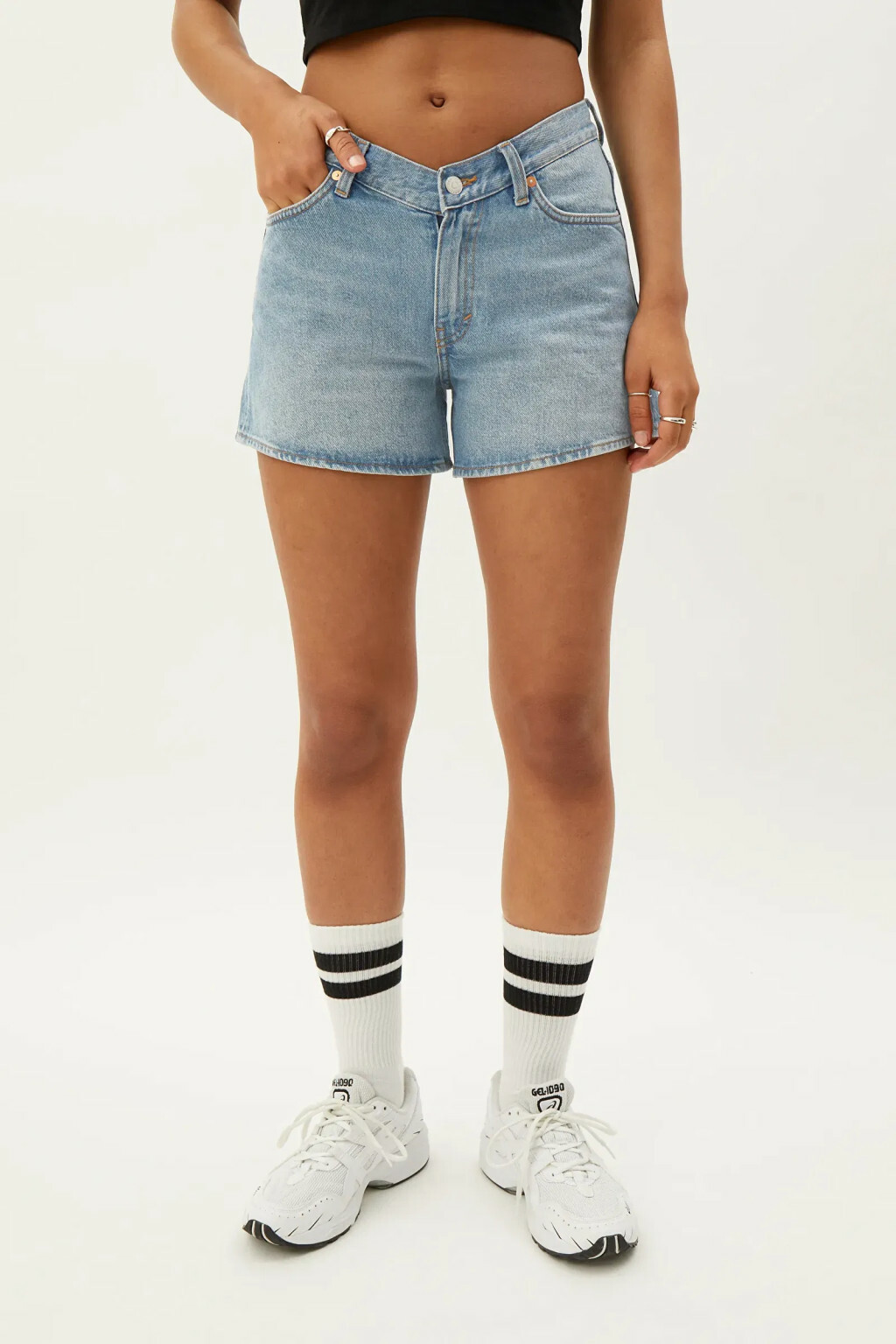 KRÓTKIE SPODENKI JEANS ASYMETRIA