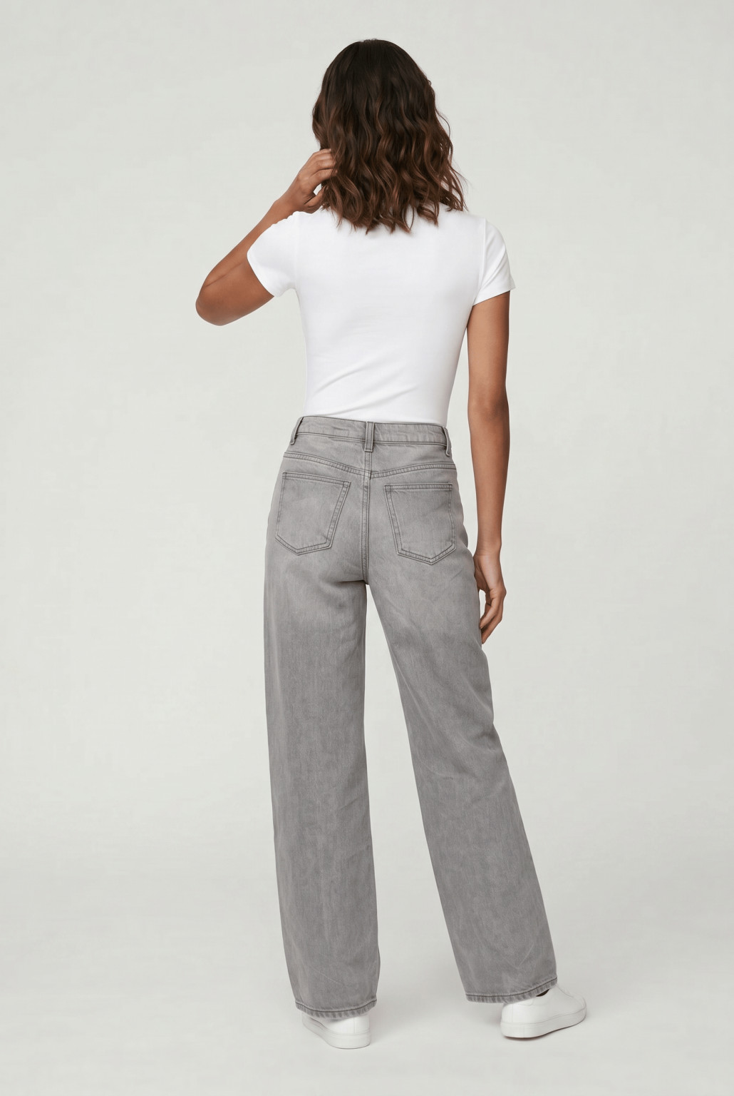szare szerokie spodnie jeans