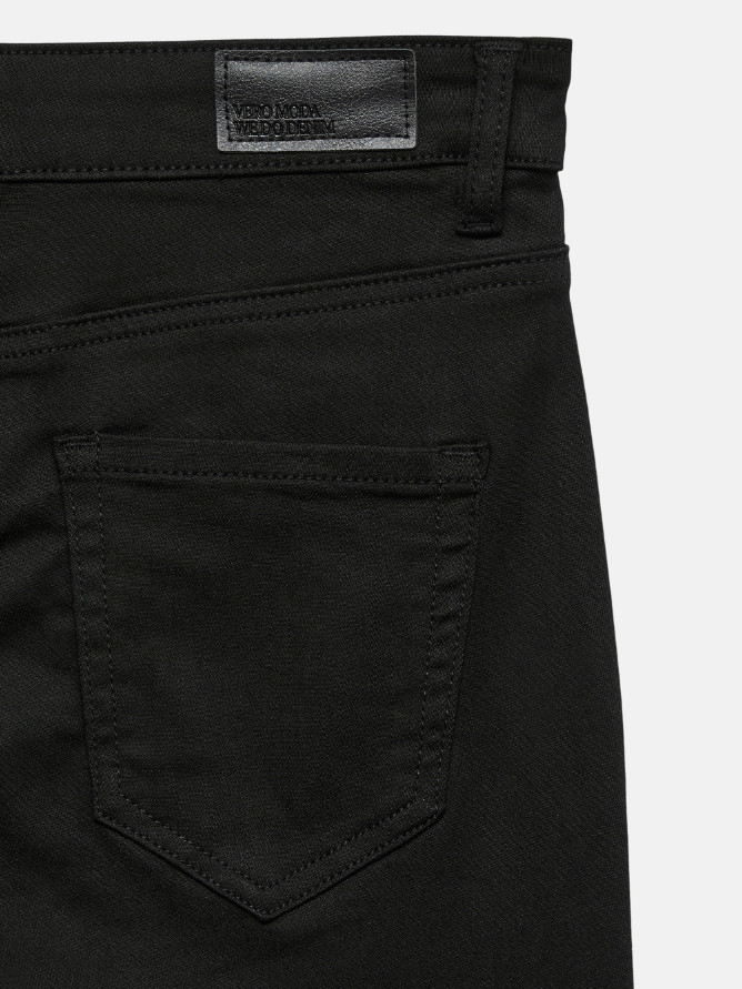 czarne spodnie jeans dzwony