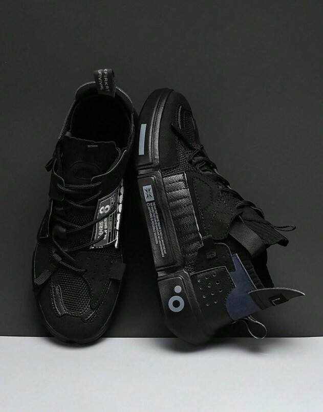 sznurowane czarne buty sportowe