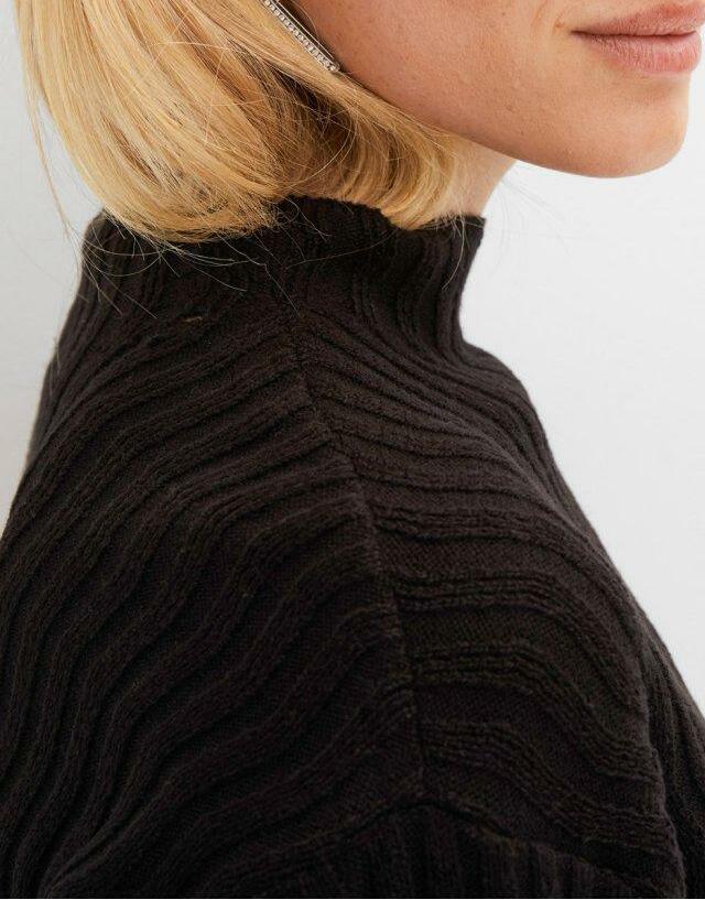 SWETER Z SZEROKIMI RĘKAWAMI