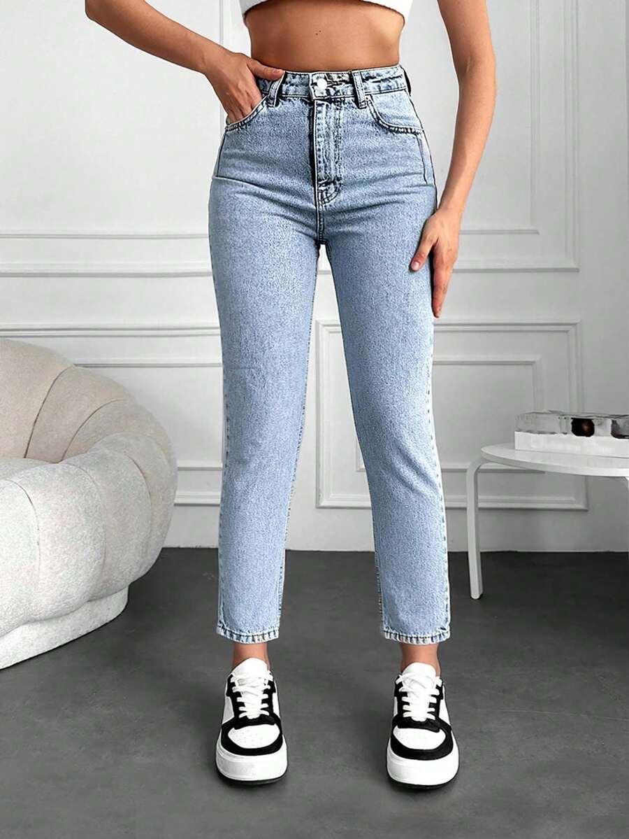 niebieskie spodnie jeans