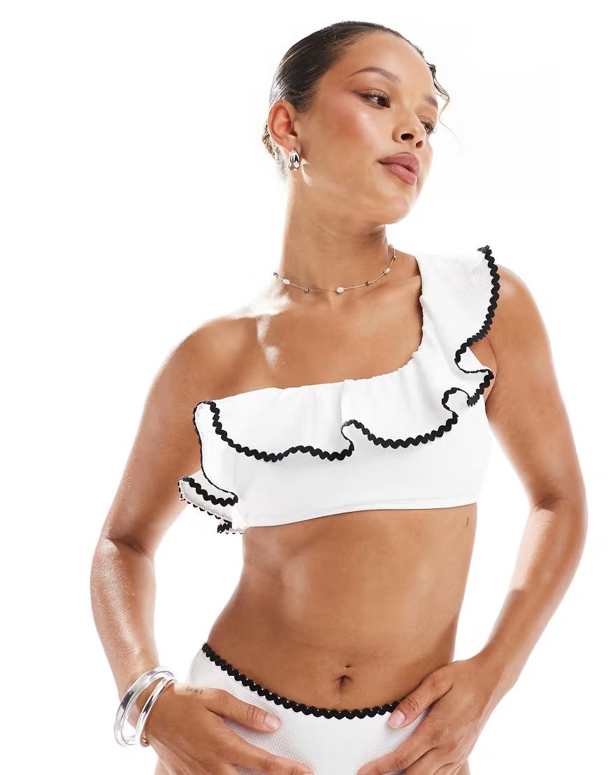 biała asymetryczna góra od bikini kontrast