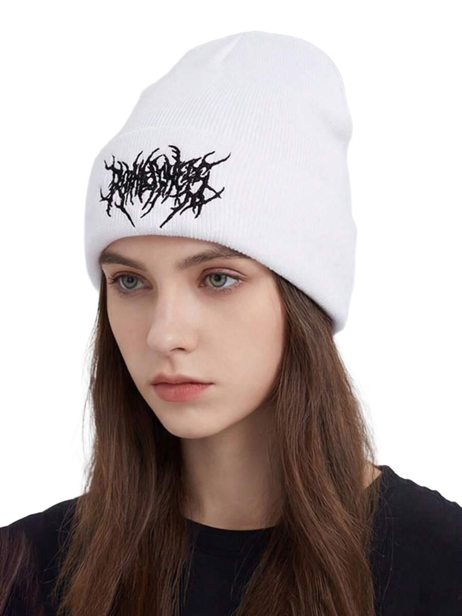 biała czapka haft