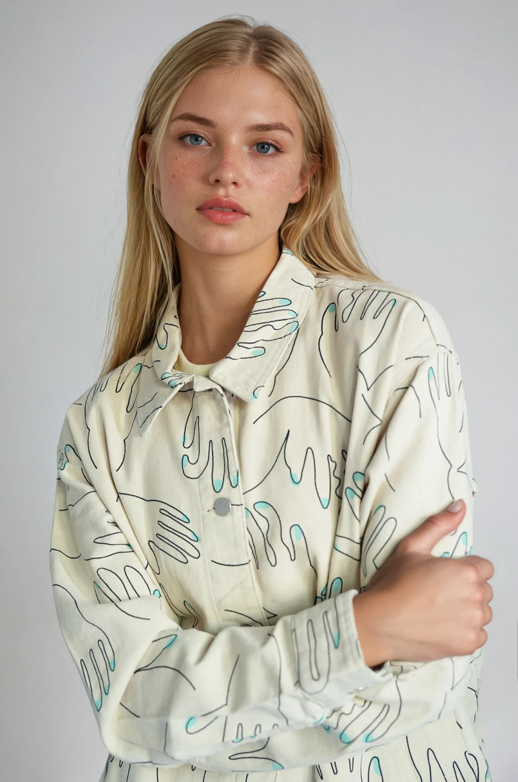 beżowa kurtka jeans print