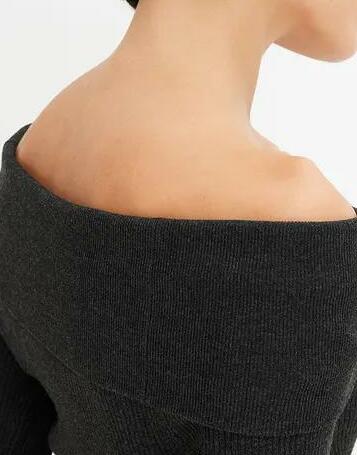 SWETER Z DEKOLTEM CARMEN