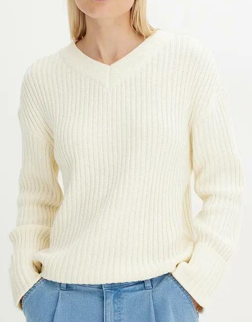 SWETER Z DEKOLTEM W SEREK
