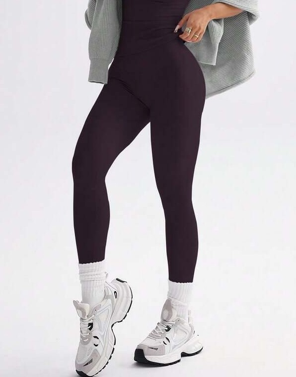fioletowe sportowe legginsy