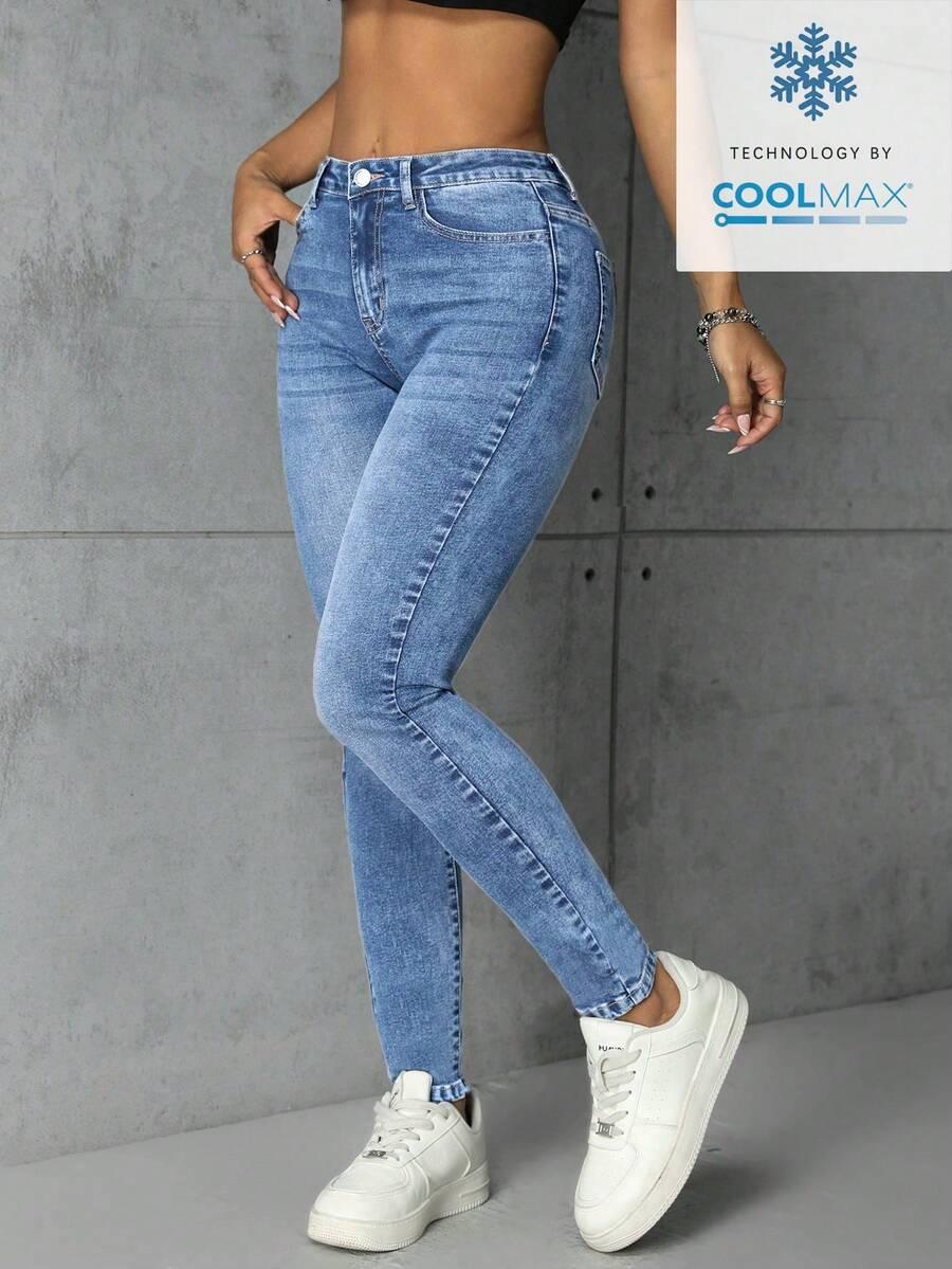 niebieskie spodnie jeans