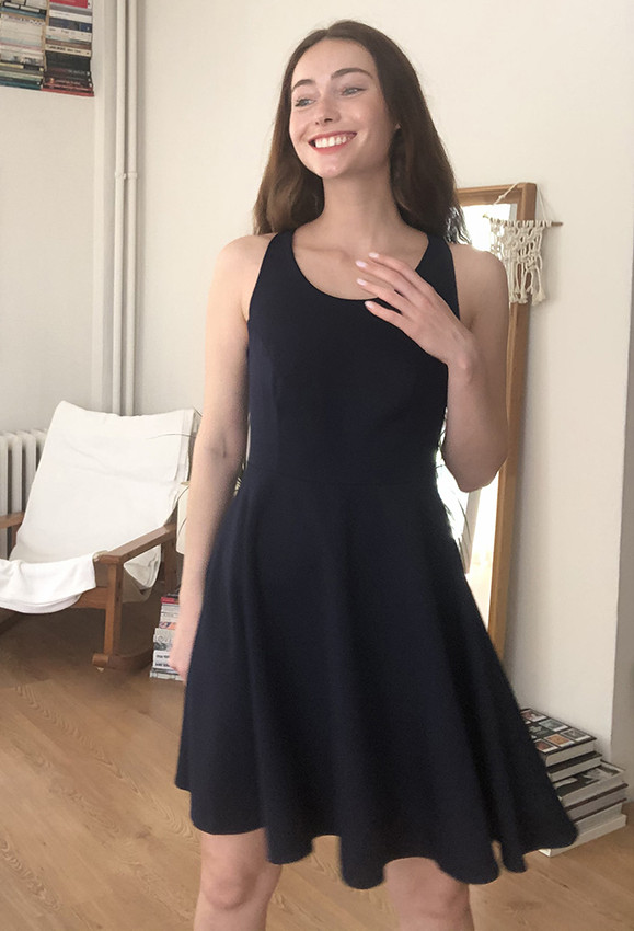 granatowa mini sukienka cross back