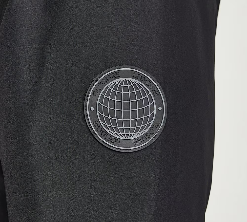 czarna kurtka wiatrówka kaptur logo