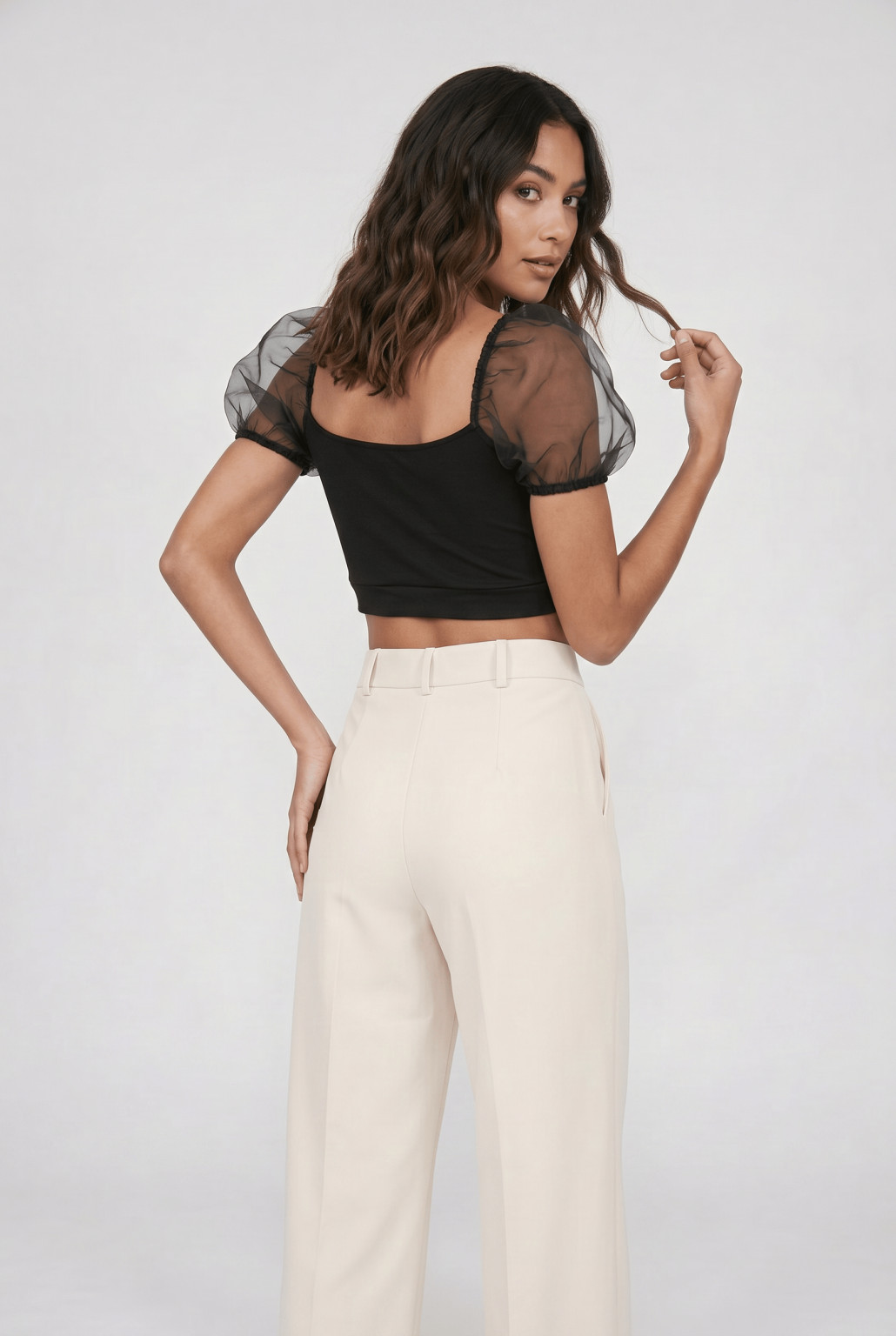 czarny crop top bufki