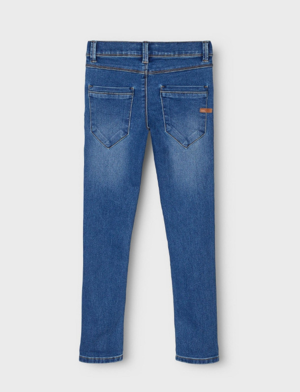 niebieskie spodnie jeans