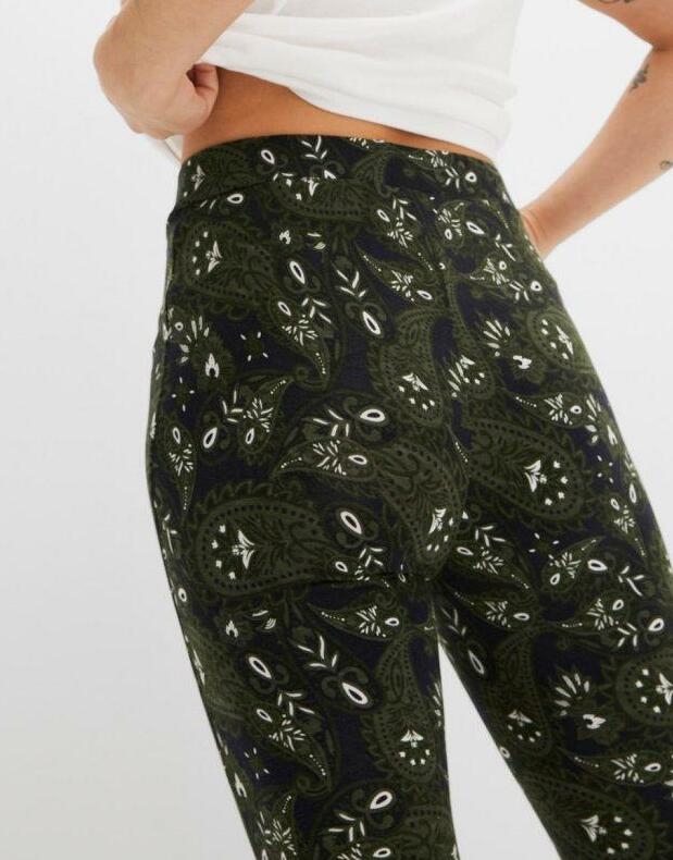 LEGGINSY Z POSZERZANYMI NOGAWKAMI 