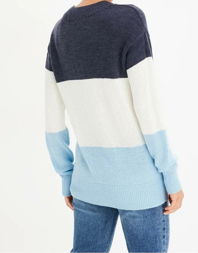 SWETER Z DEKOLTEM W SEREK