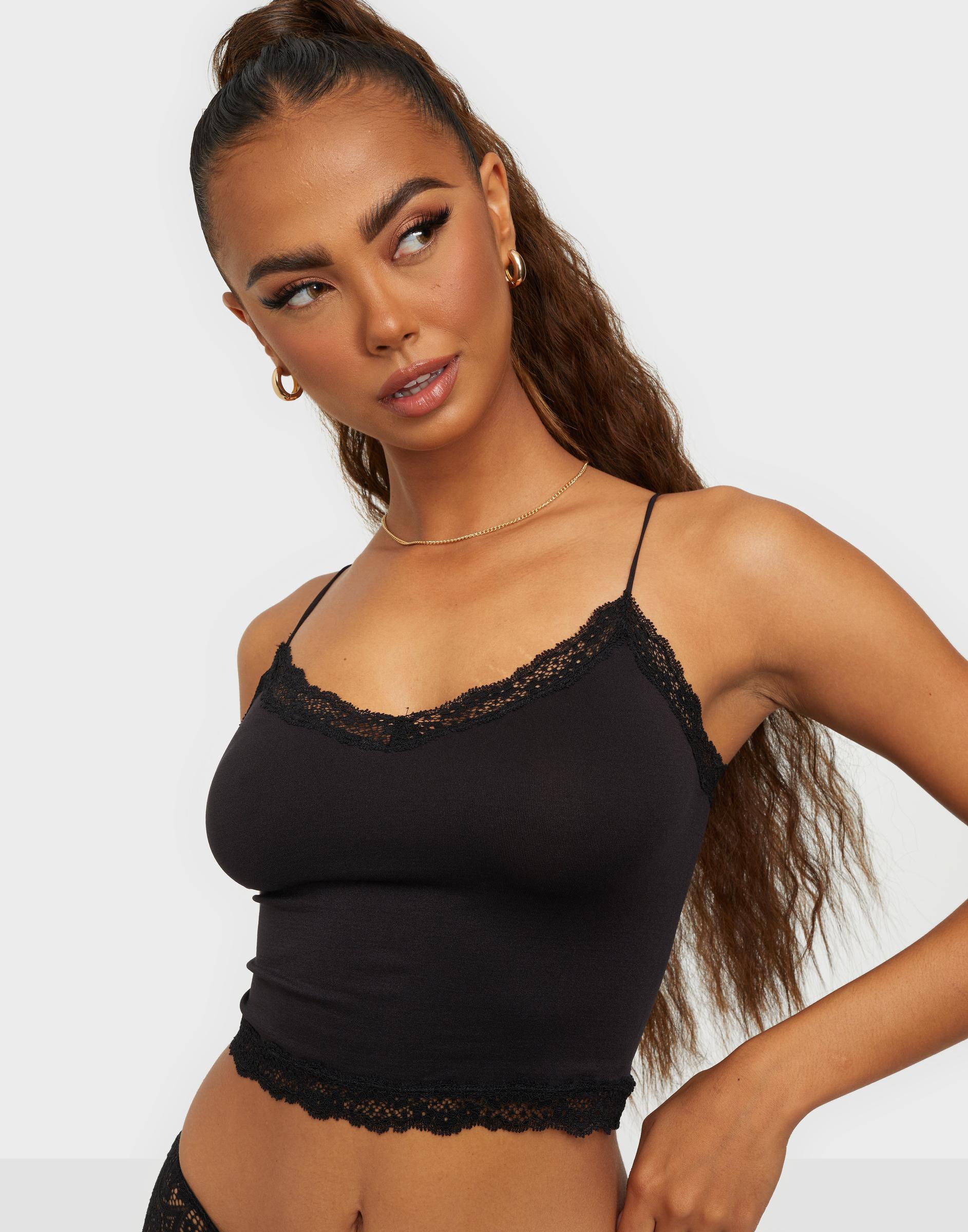 CZARNY CROP TOP KORONKA RAMIĄCZKA