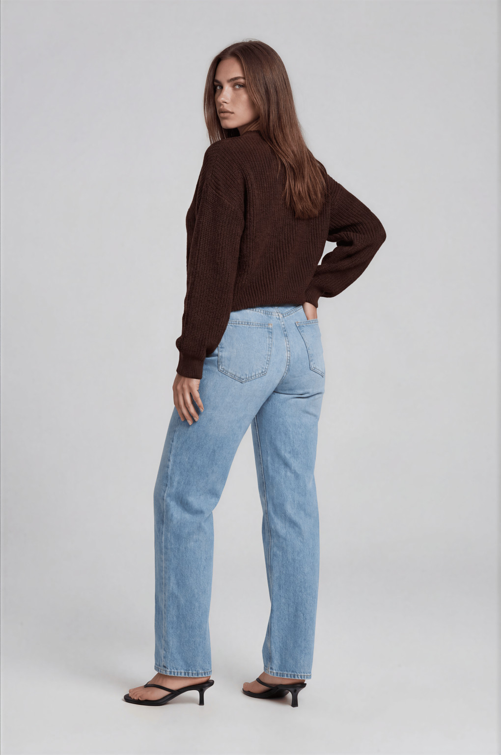 BRĄZOWY SWETER V NECK