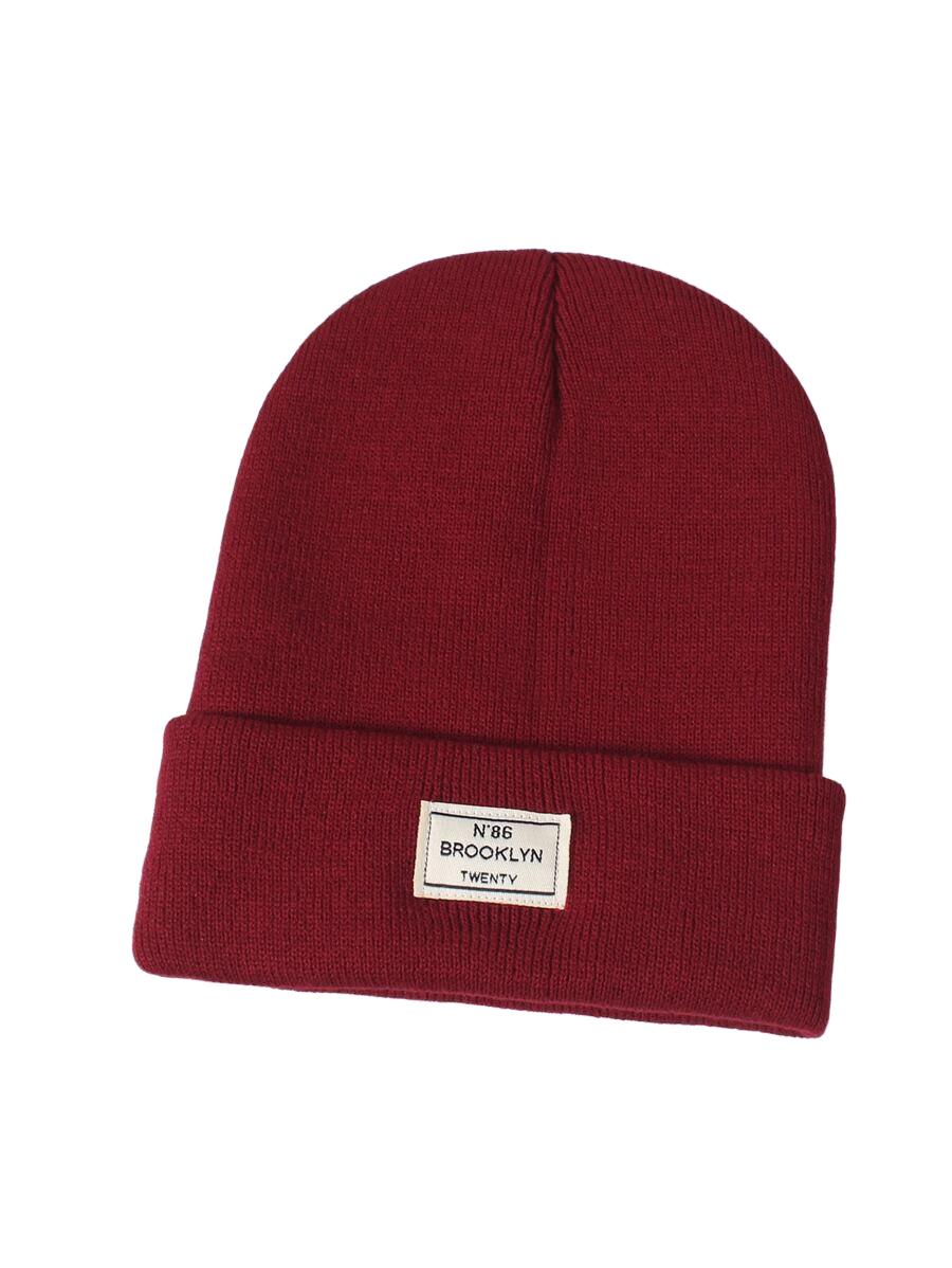 czerwona czapka beanie