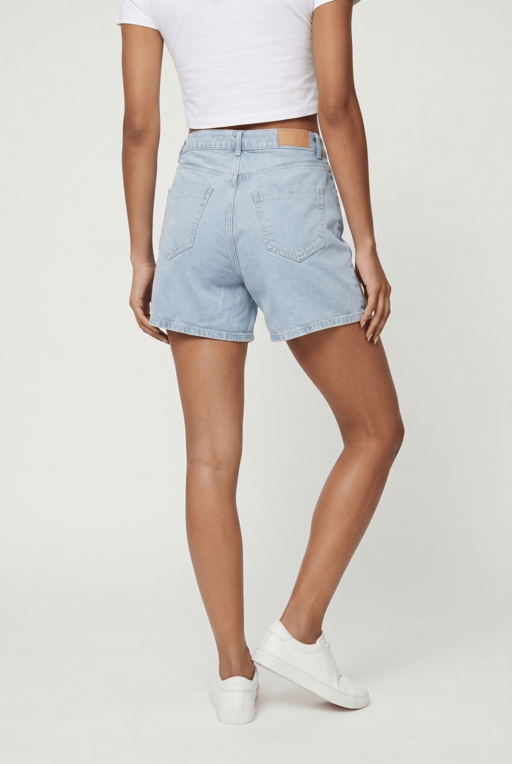 niebieskie krótkie spodenki jeans