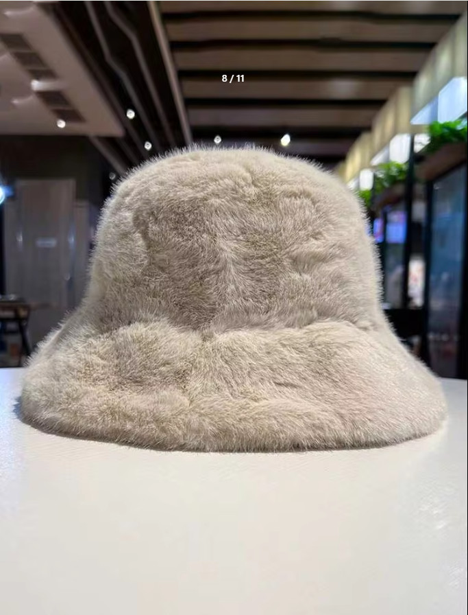 beżowa CZAPKA SZTUCZNE FUTRO