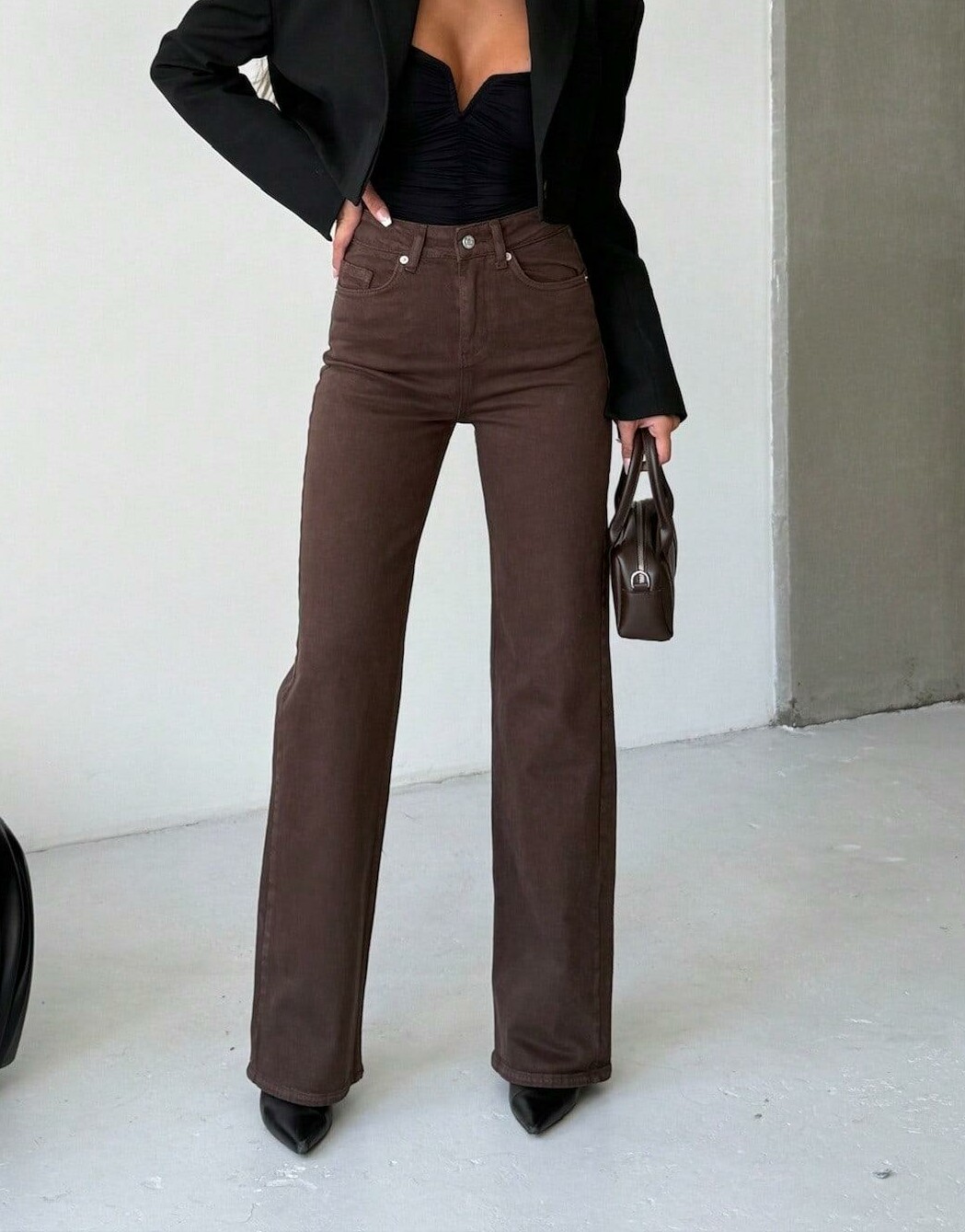 brązowe spodnie jeans