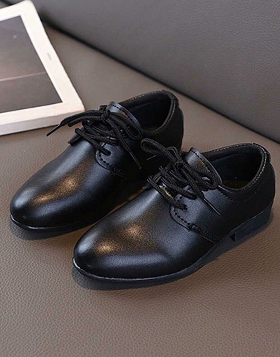czarne sznurowane buty