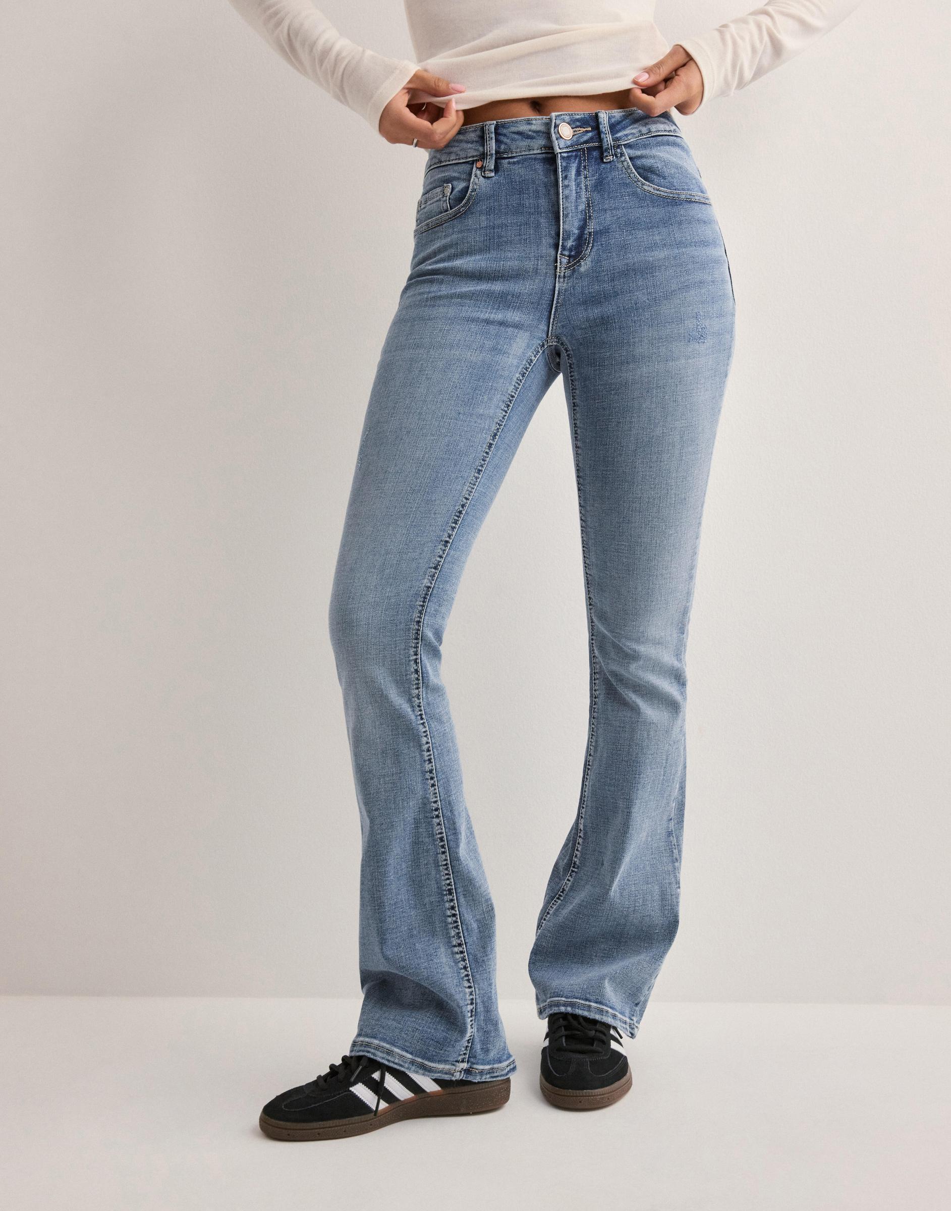 niebieskie spodnie jeans dzwony
