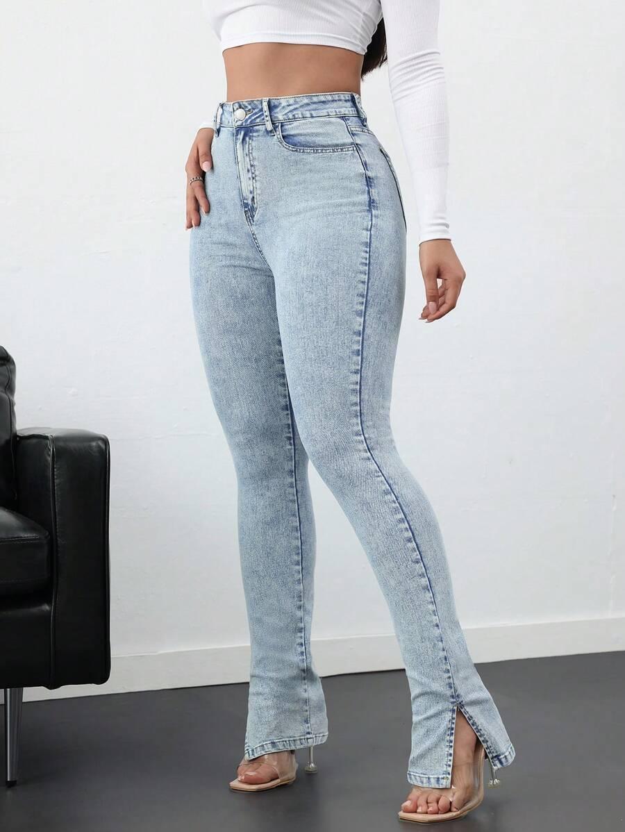 niebieskie spodnie jeans