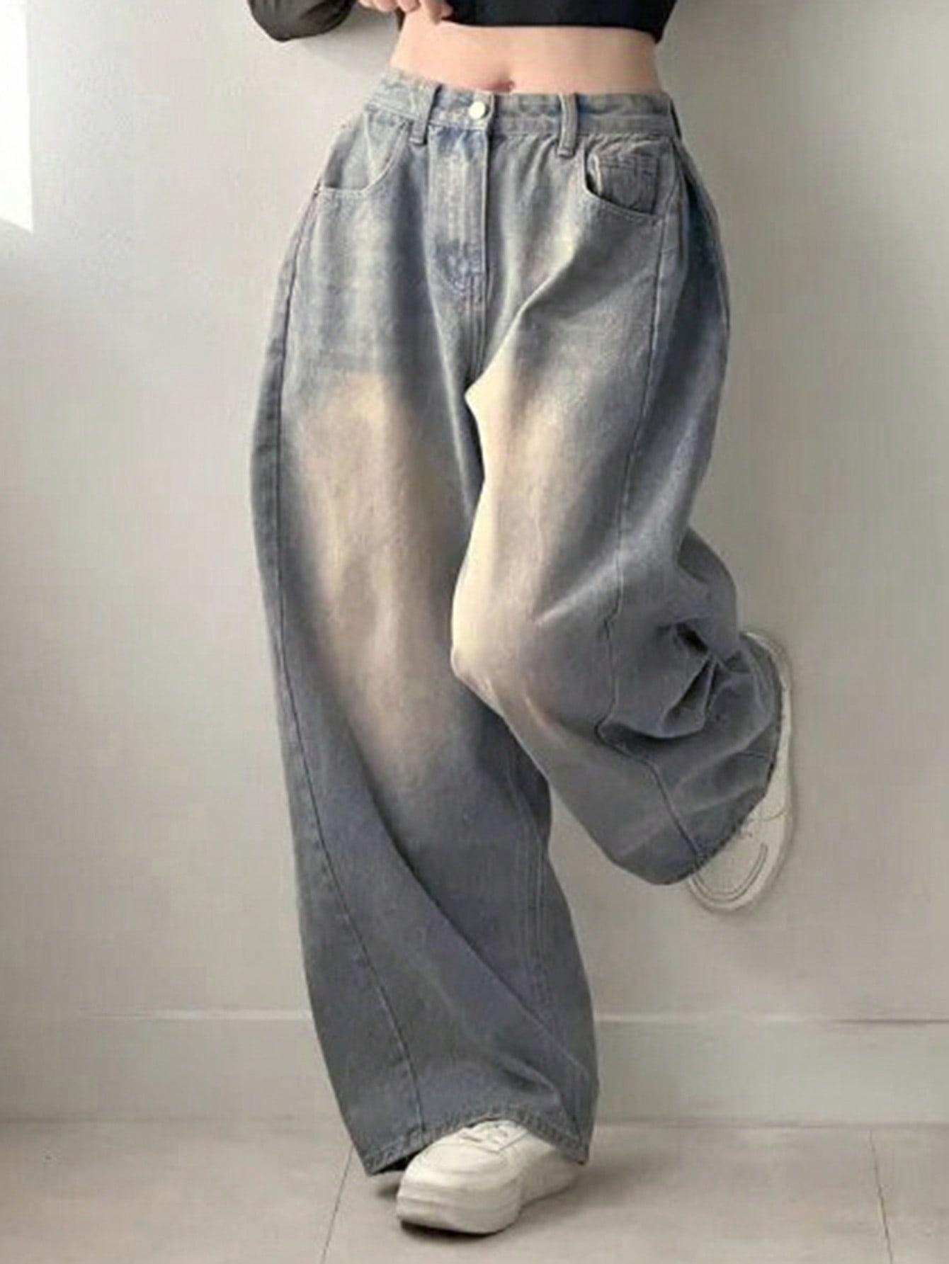 niebieskie spodnie jeans
