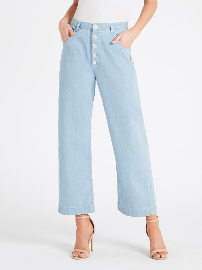 niebieskie spodnie jeans