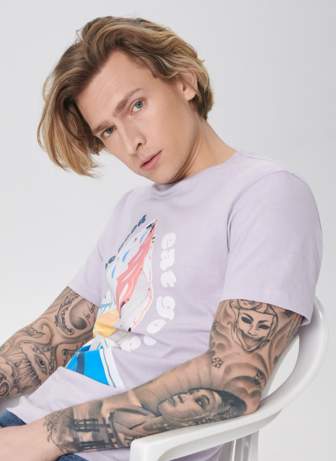 fioletowy t-shirt z nadrukiem