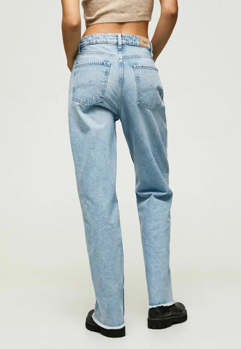 niebieskie spodnie jeansowe