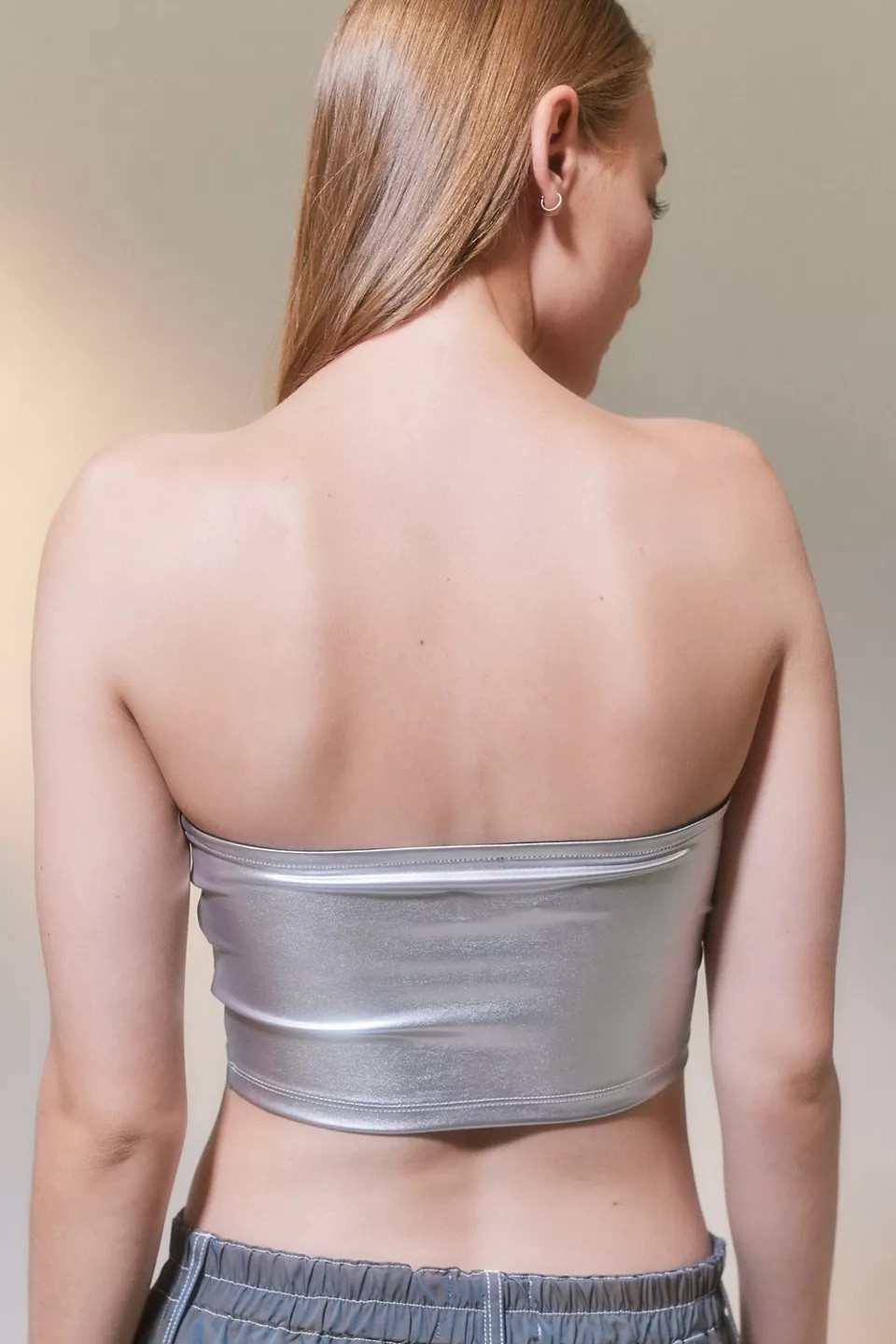 metaliczny crop top wycięcie