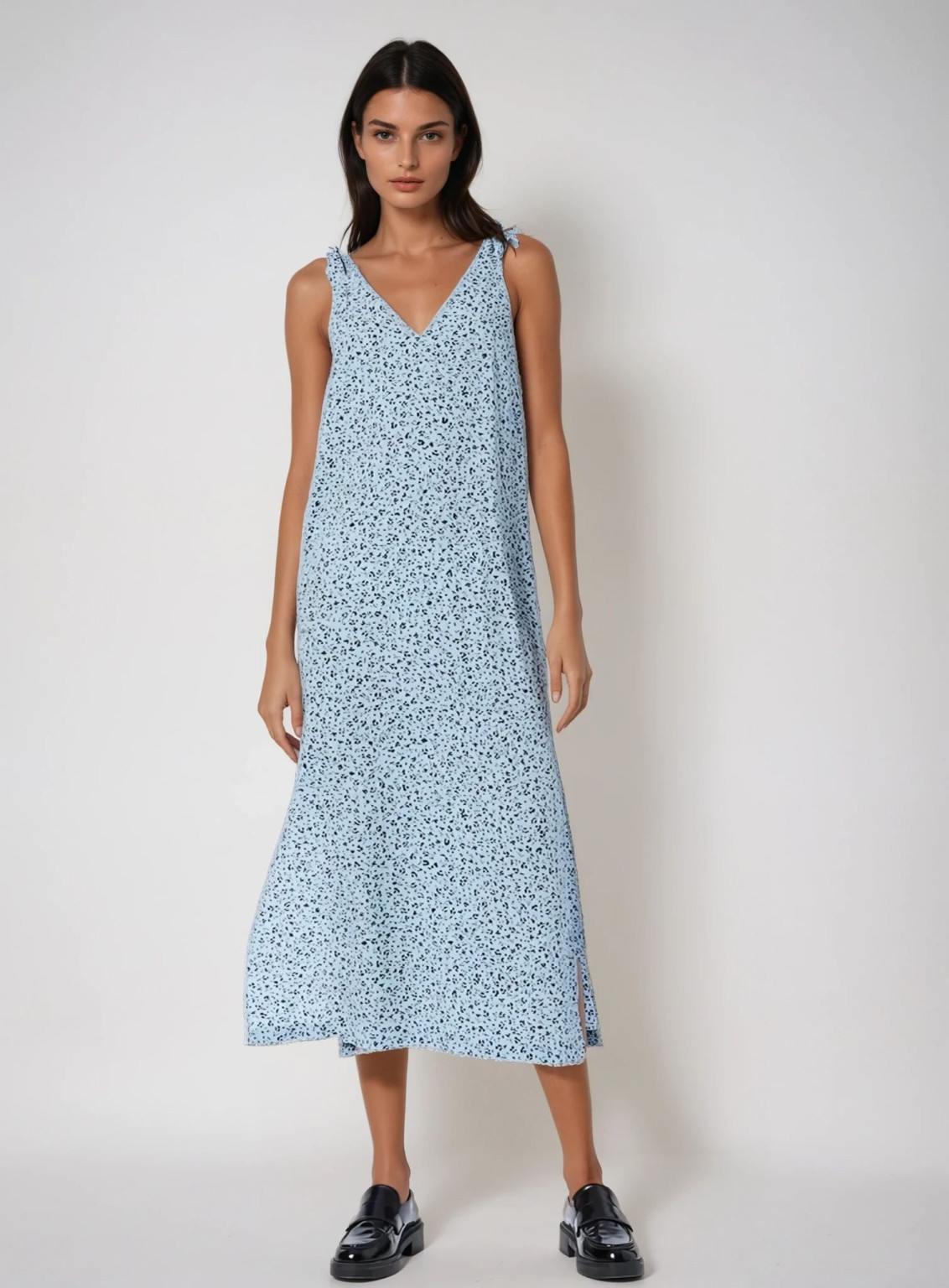NIEBIESKA SUKIENKA PRINT V-NECK