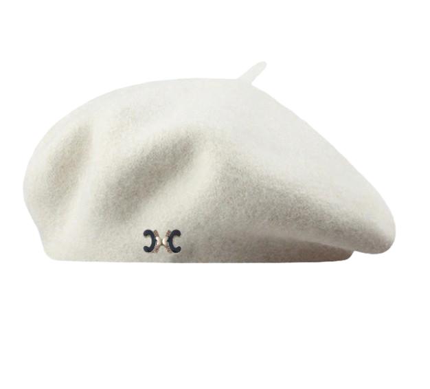 biały beret zdobienie