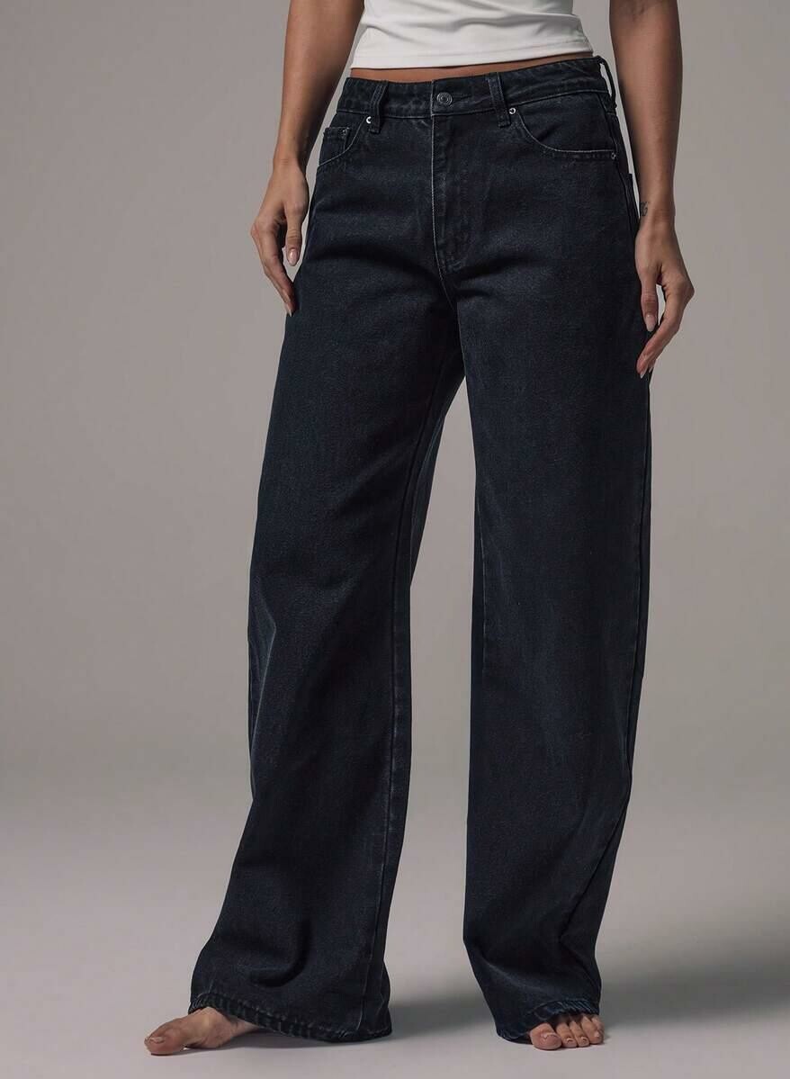 luźne spodnie jeans kieszenie