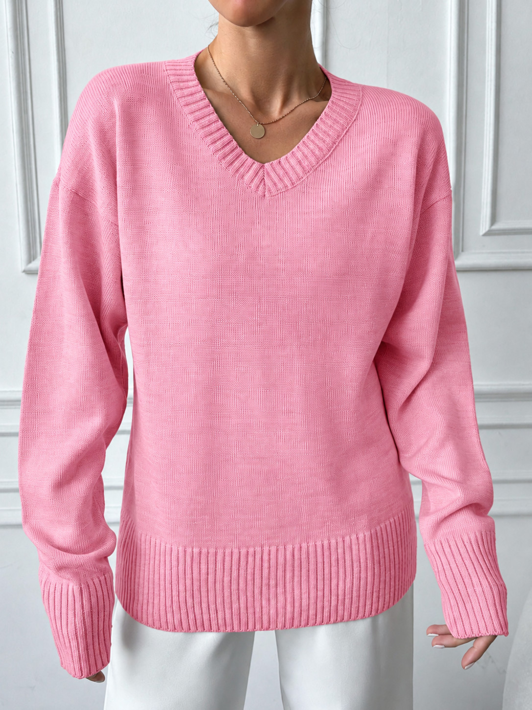 różowy sweter v-neck
