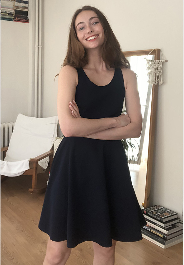 granatowa mini sukienka cross back
