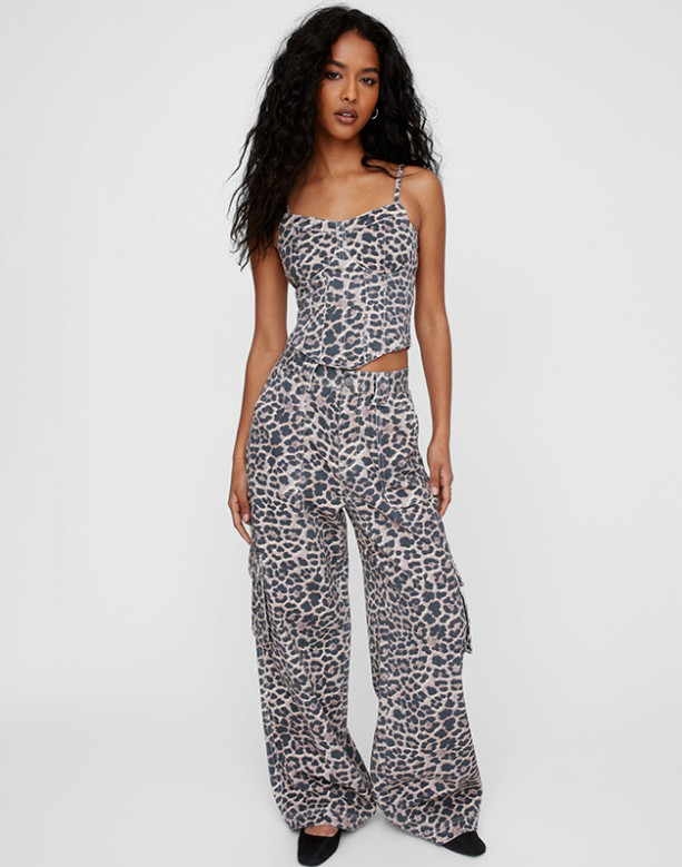 JEANSOWY TOP NA RAMIĄCZKACH ANIMAL PRINT
