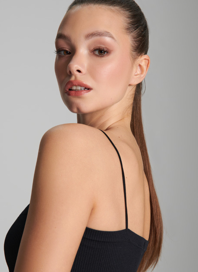 prążkowany czarny crop top ramiączka