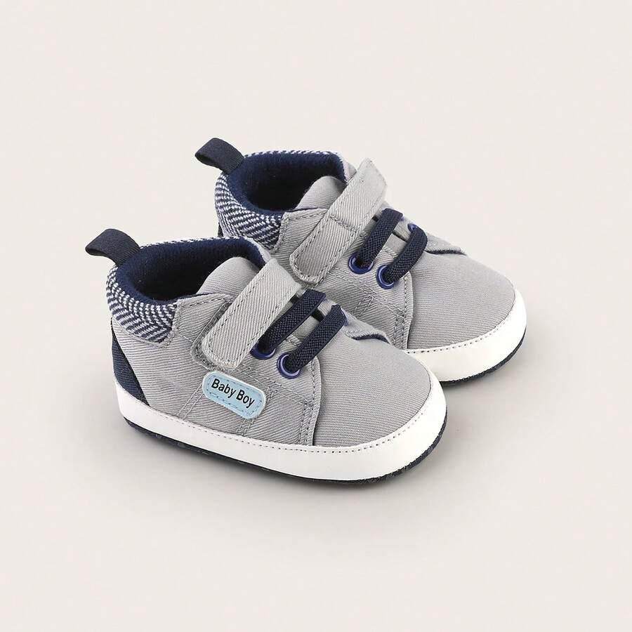szare buty sportowe