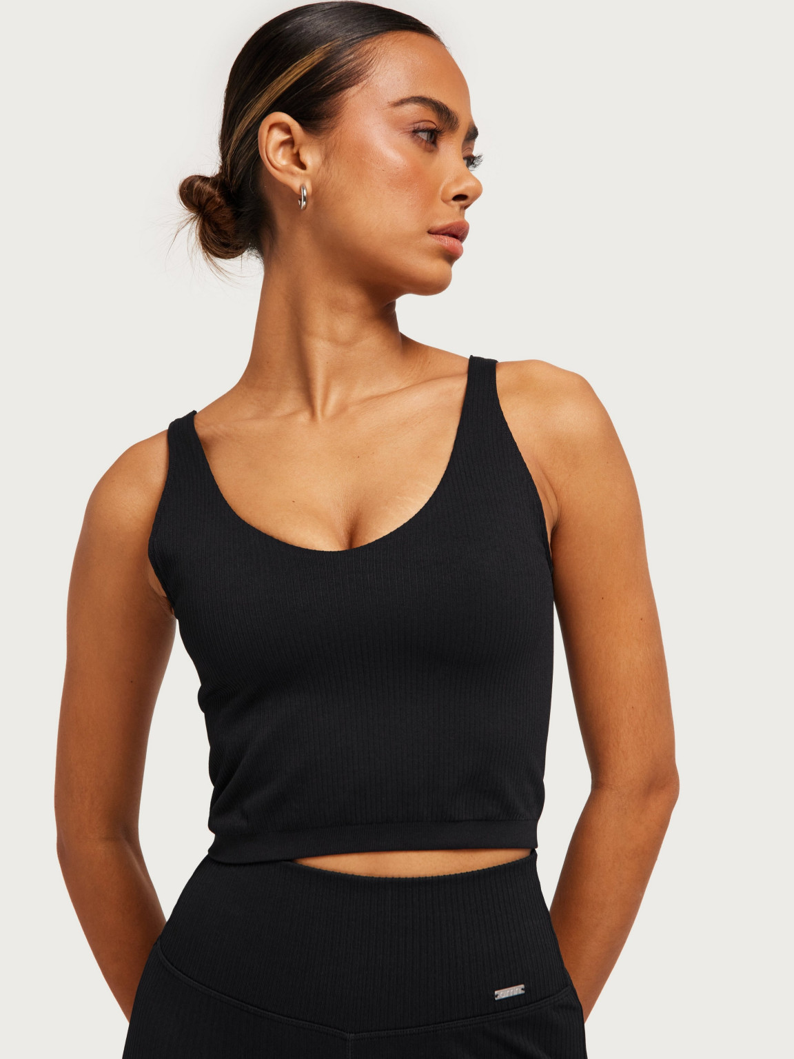 CZARNY TOP V-NECK W PRĄŻKI