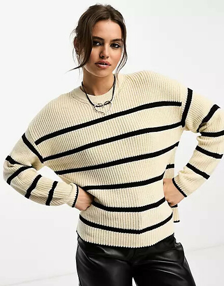 beżowy klasyczny sweter paski kontrast