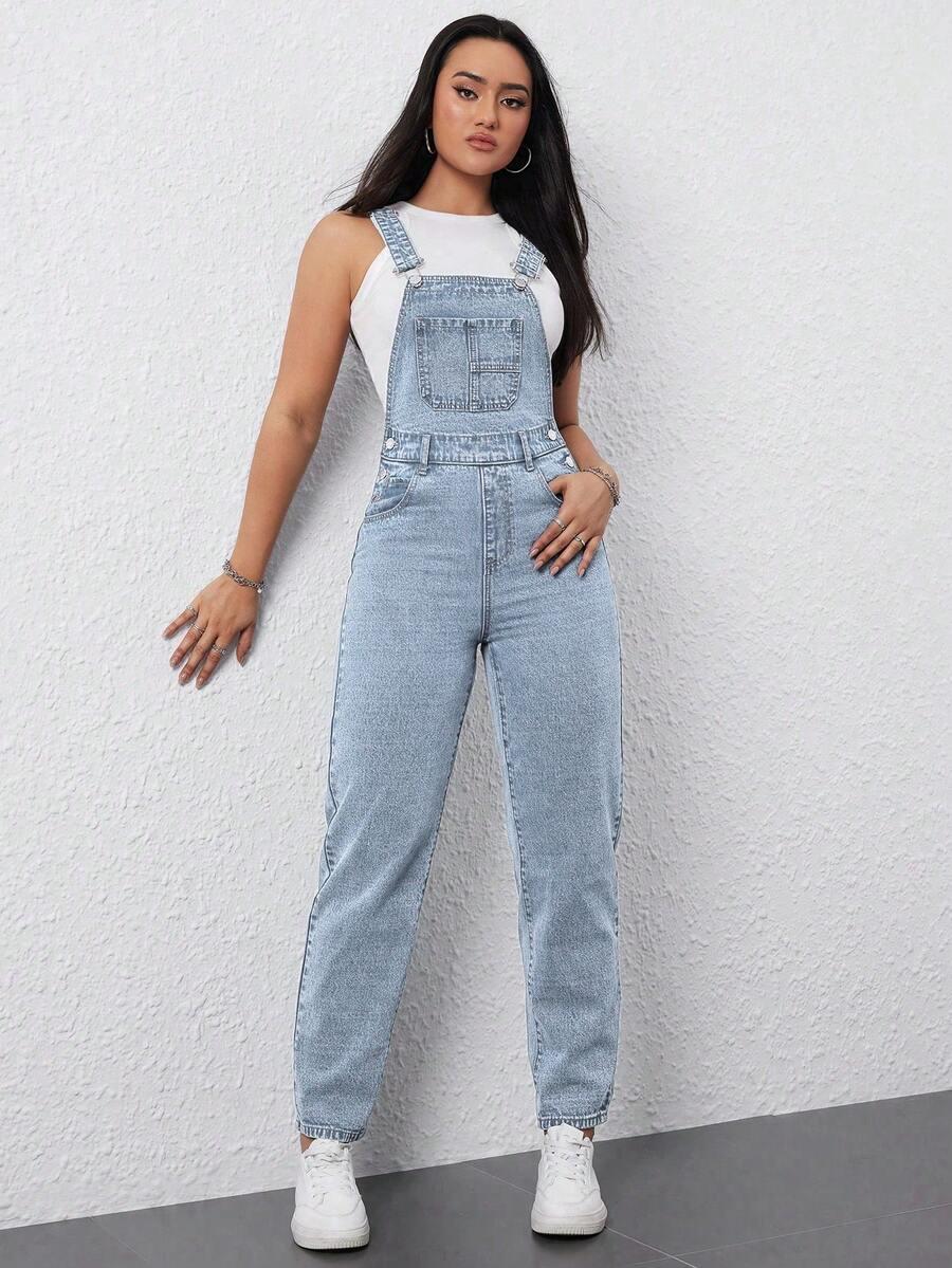 niebieski kombinezon ogrodniczki jeans