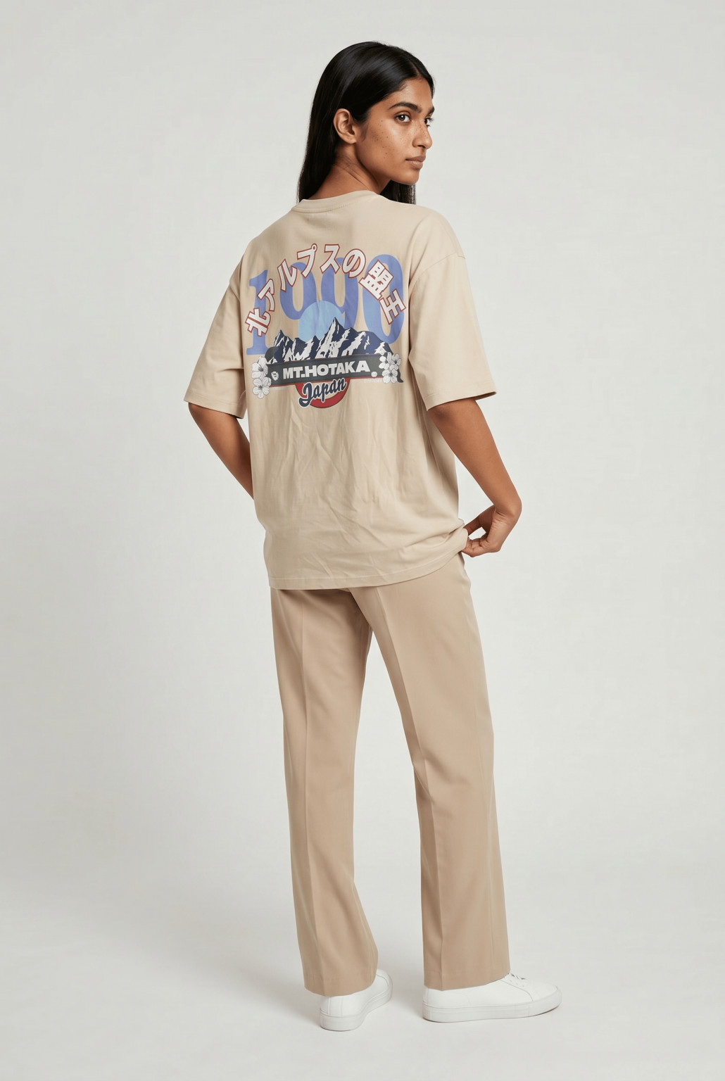 BEŻOWY T-SHIRT OVERSIZE