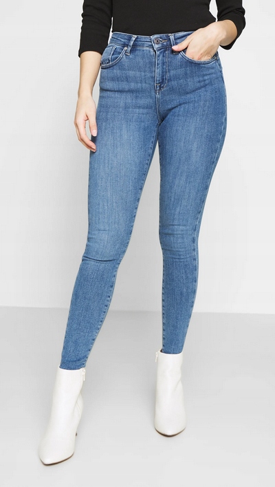 niebieskie spodnie jeans 