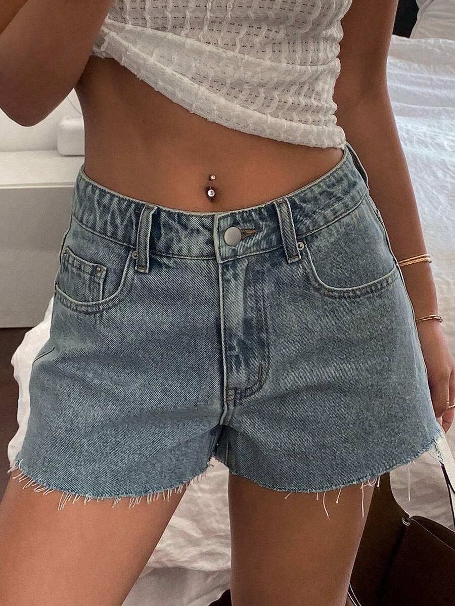 niebieskie spodenki jeans