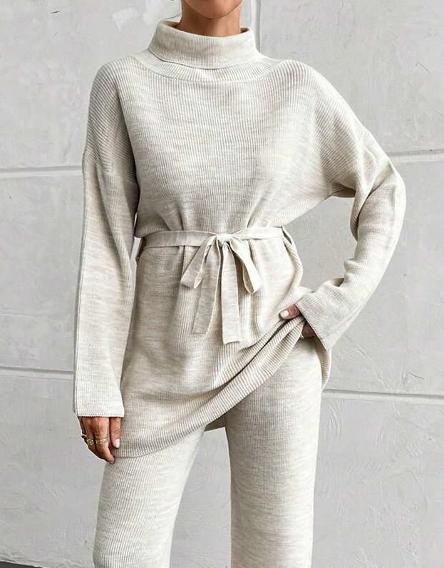beżowy sweter półgolf