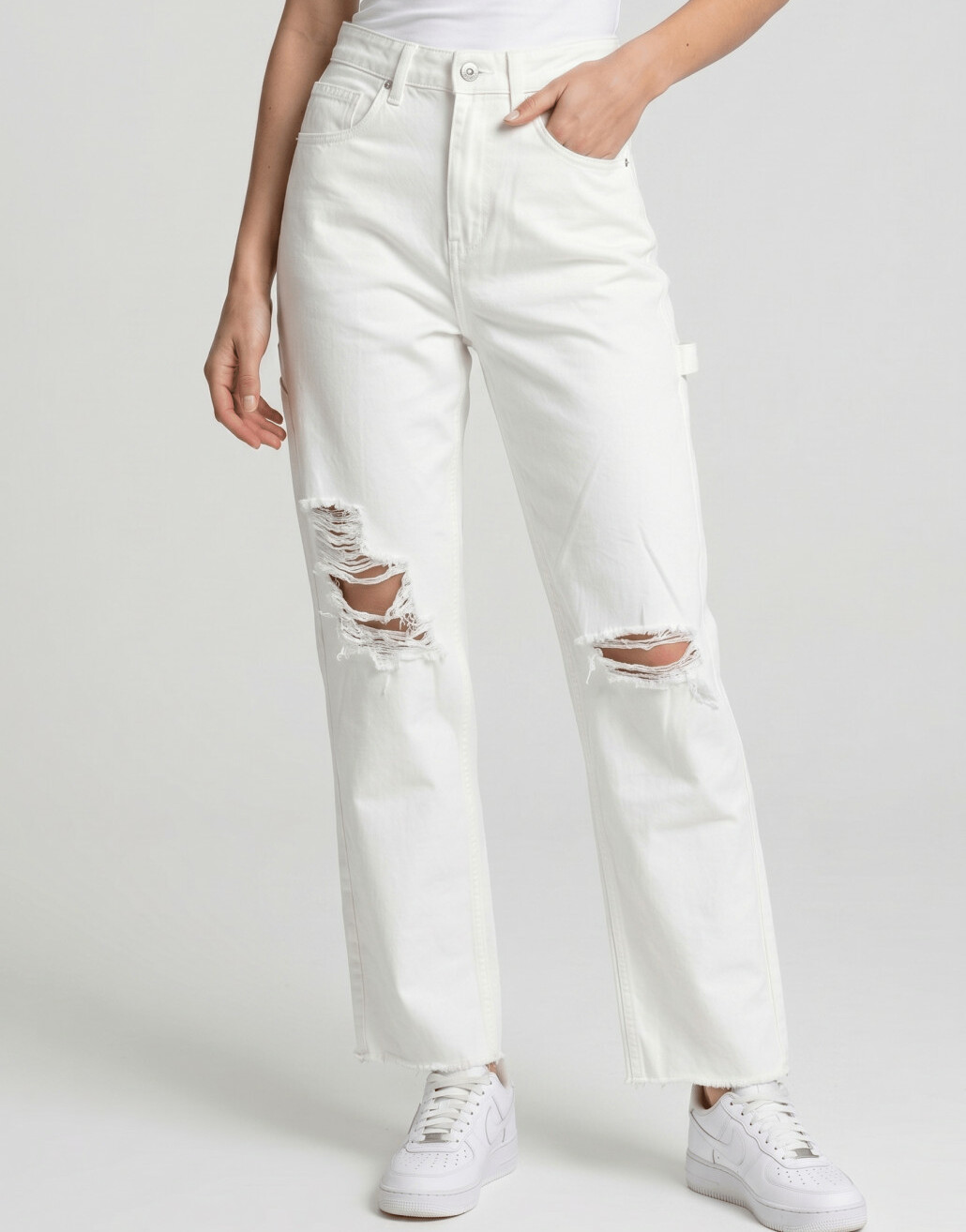 białe spodnie jeans dziury